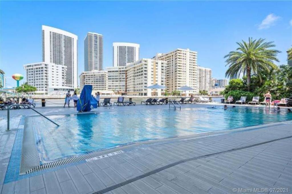 Luxury Condo Steps From Beach Hallandale Beach Buitenkant foto