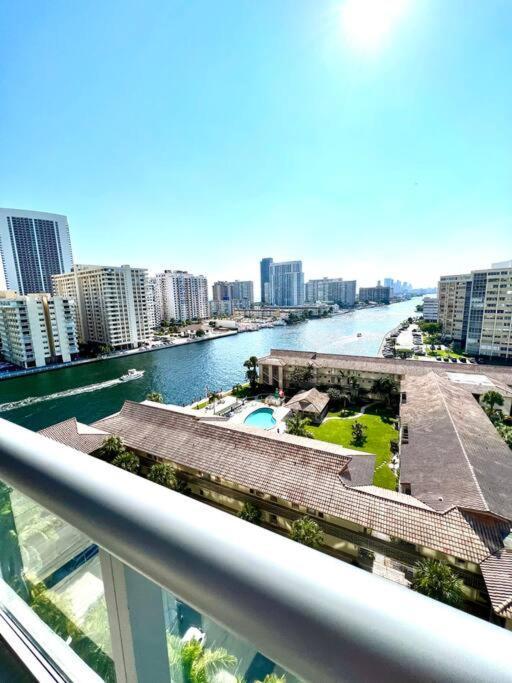 Luxury Condo Steps From Beach Hallandale Beach Buitenkant foto